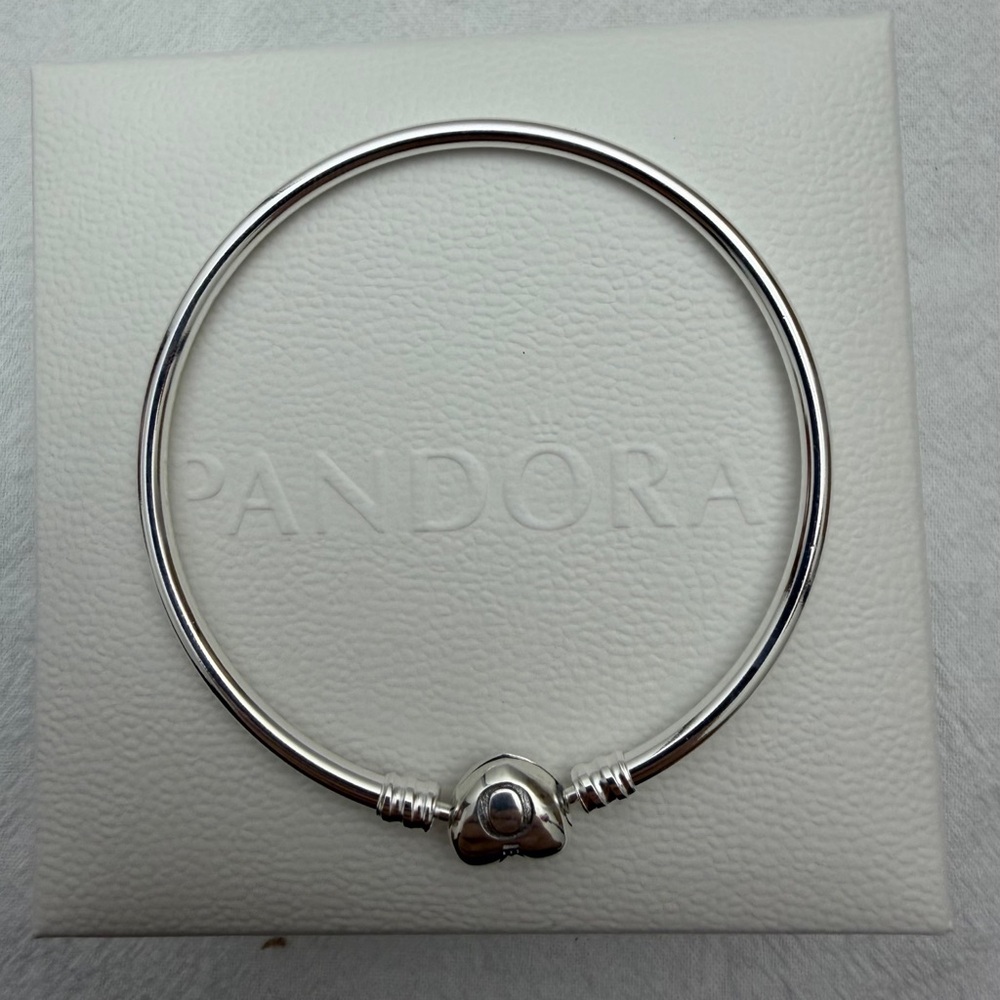 Pandora Moments Heart Clasp Bangle 7.5 in - Picture 5 of 7
